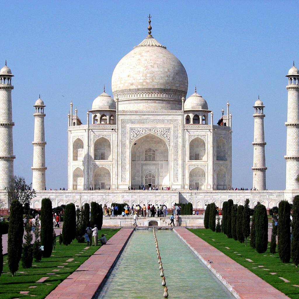 Taj_Mahal_in_March_2004_(squared)